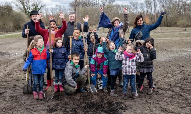 Eerste bomen van nieuw bos zijn aangeplant