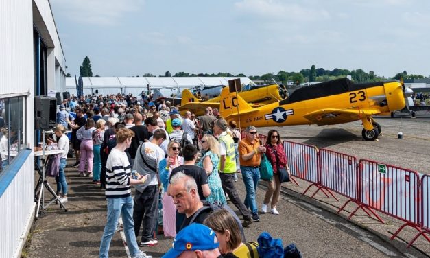 Oude knarren kiezen het luchtruim op de 30ste Stampe Fly In