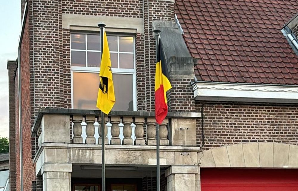 De vlag wappert aan de brandweerkazerne