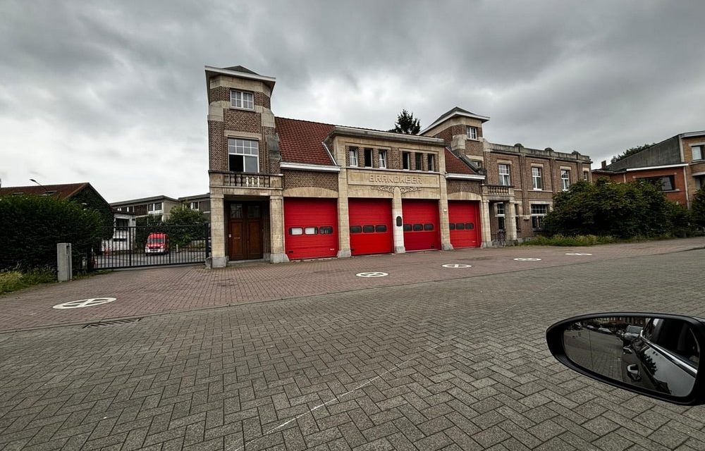 De vlag wappert niet aan de brandweerkazerne