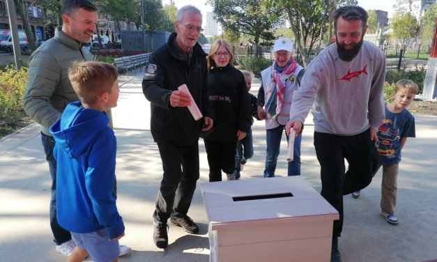 Grootvader en kleindochter lopen een wedstrijdje